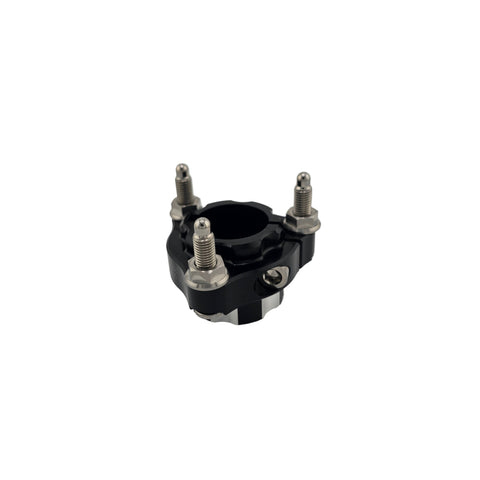 Single pinch bolt rear hub installed on an outlaw kart rear axle